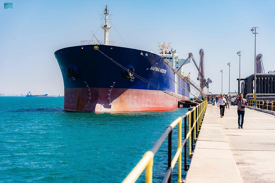 منحة المشتقات النفطية السعودية الجديدة تصل إلى ميناء عدن