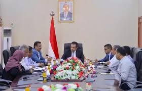 رئيس الوزراء يوجه برفع وتيرة العمل لإنجاز محطة كهرباء عدن الجديد