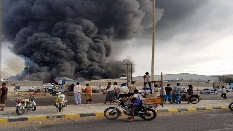 النيران تشتعل في مطاحن البحر الاحمر بعد قصف الحوثي