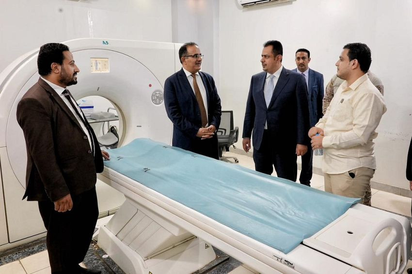 رئيس الحكومة يتفقد هيئة مستشفى مأرب ويوجه بإنجاز مركز علاج السرط