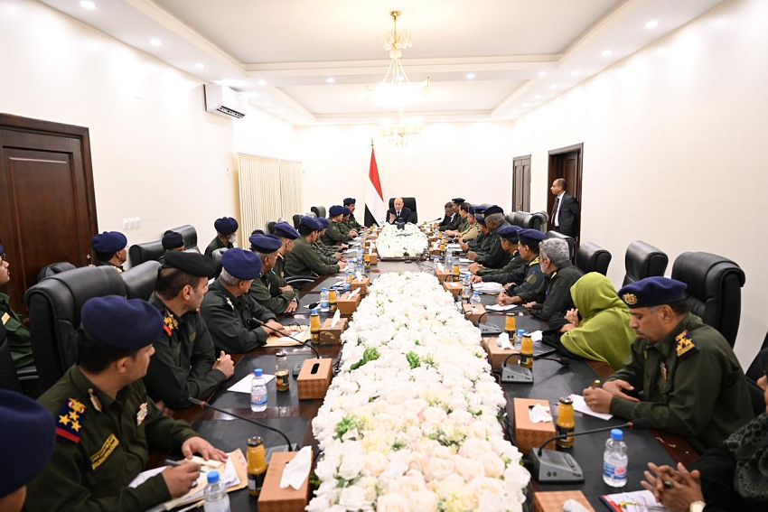 الرئيس العليمي يجتمع بقيادة وزارة الداخلية ورؤساء المصالح الامني