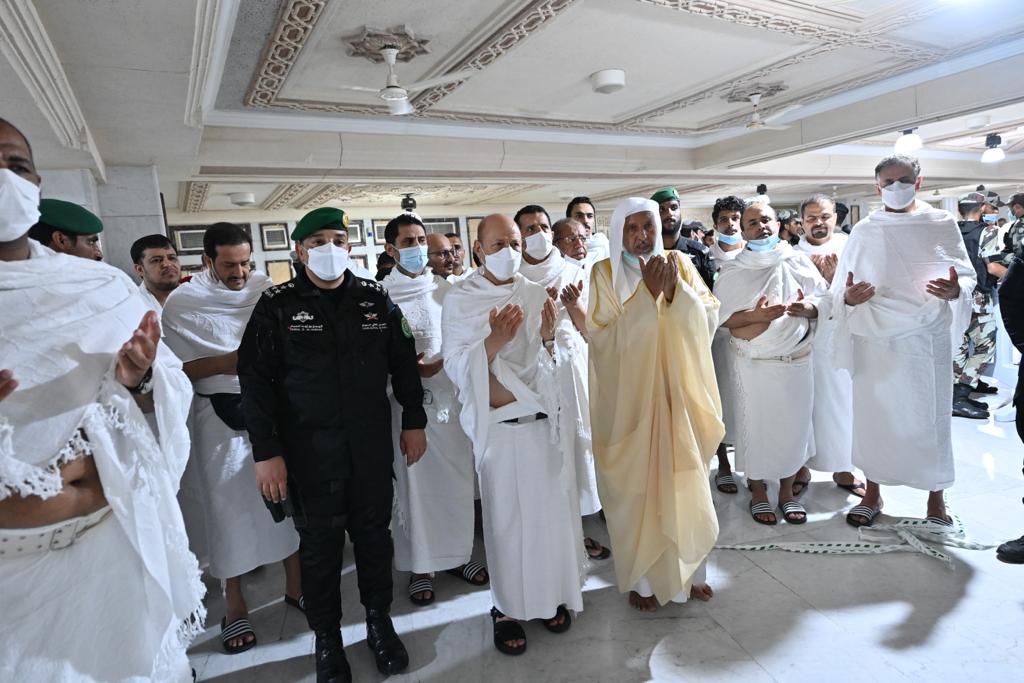 رئيس مجلس القيادة الرئاسي وعدد من نوابه يؤدون مناسك العمرة