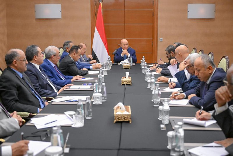 الرئيس العليمي يجتمع برئاستي مجلسي النواب والشورى ورؤساء الكتل ا