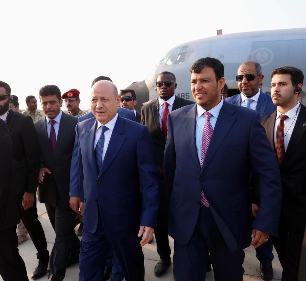 الرئيس العليمي يصل الى العاصمة المؤقتة عدن