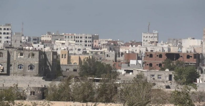 بخروقات جديدة.. مليشيا الحوثي تُجبر أهالي الحديدة على النزوح