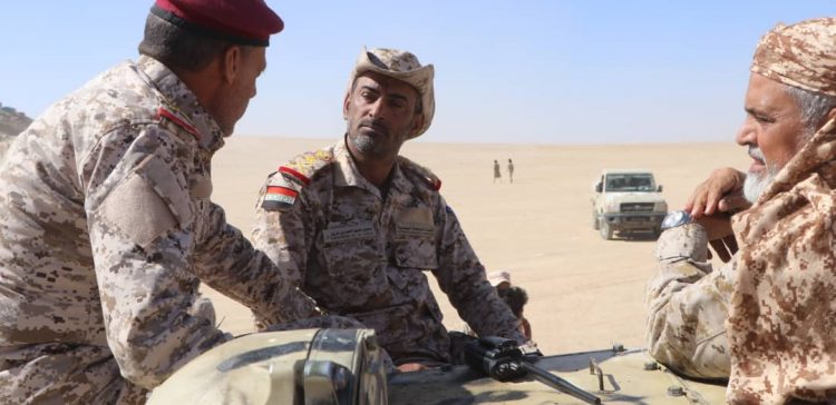 الفريق بن عزيز يتفقد جبهات الجوف ويشيد بأبطال الجيش والمقاومة