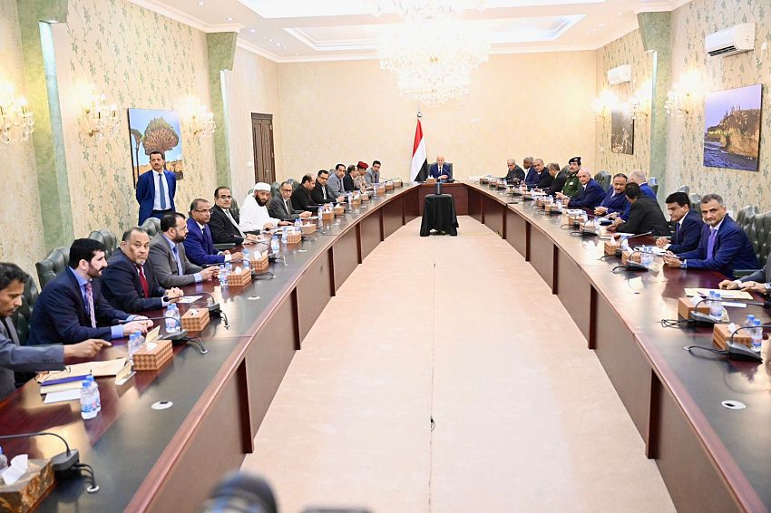 الرئيس العليمي يرأس اجتماعا مشتركا للحكومة ومحافظي المحافظات