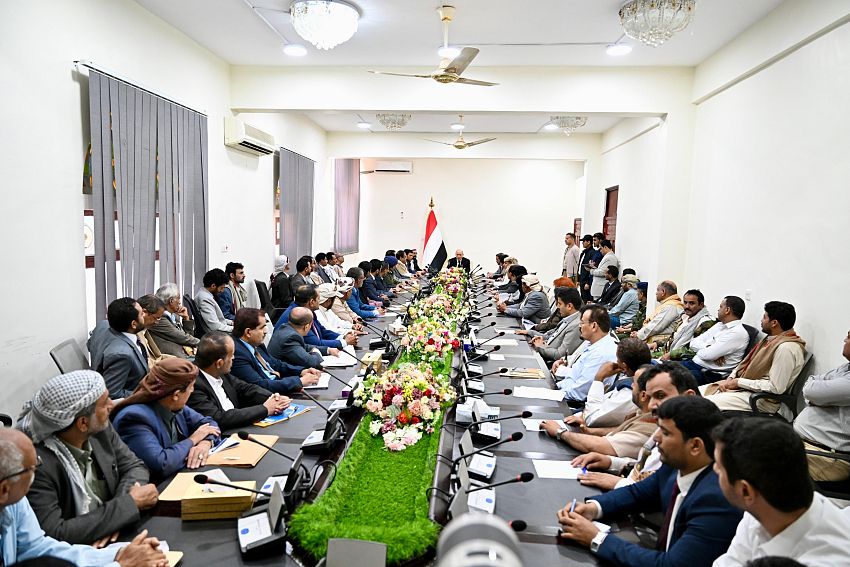 الرئيس العليمي يرأس اجتماعاً لقيادات السلطة المحلية وأجهزتها الت