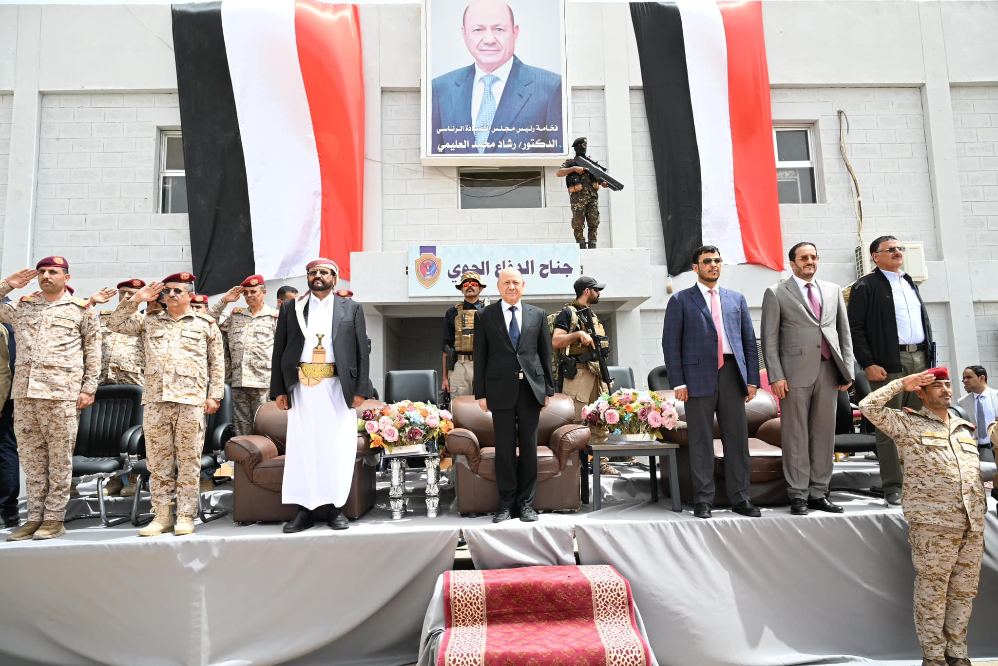 الرئيس العليمي يزور كلية الطيران في مأرب
