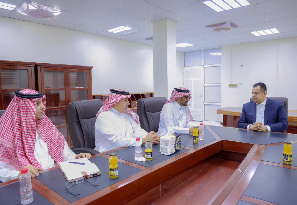 رئيس الحكومة يستقبل الفريق السياسي والعسكري لدعم مجلس القيادة