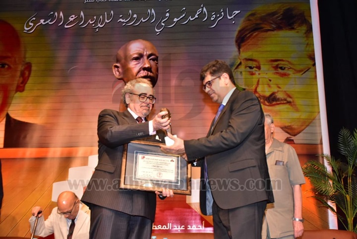 المقالح يفوز بجائزة احمد شوقي