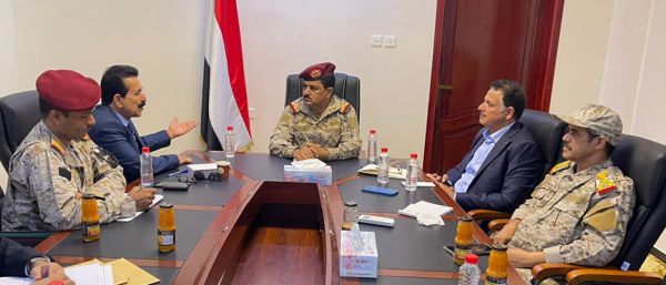 وزير الدفاع يناقش مع محافظ الجوف وقائد المحور استعادة المحافظة