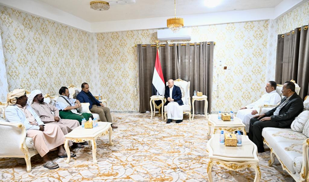 الرئيس العليمي يشيد بالمواقف المشرفة لأبناء حضرموت إلى جانب المن