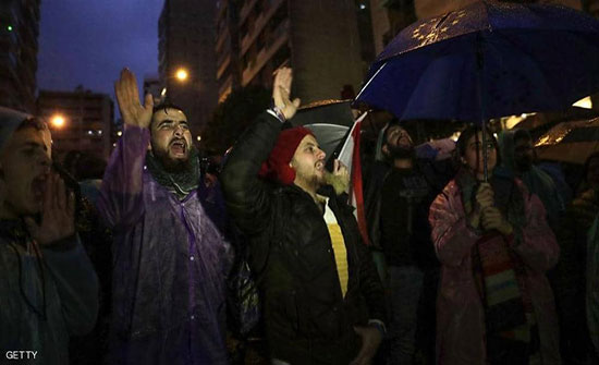 متظاهرون امام منزل حسان دياب