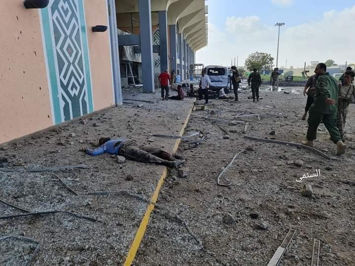 قتلى وجرحى في انفجارات استهدفت أعضاء الحكومة أثناء وصولهم مطار ع