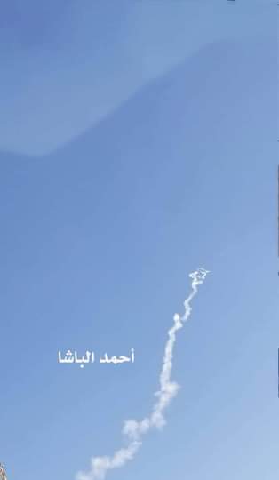 صورة لصاروخ باليستي استهدف حكومة الكفاءات في مطار عدن (شاهد)