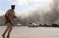 أعمدة الدخان تتصاعد في أجواء المطار عقب التفجير (رويترز