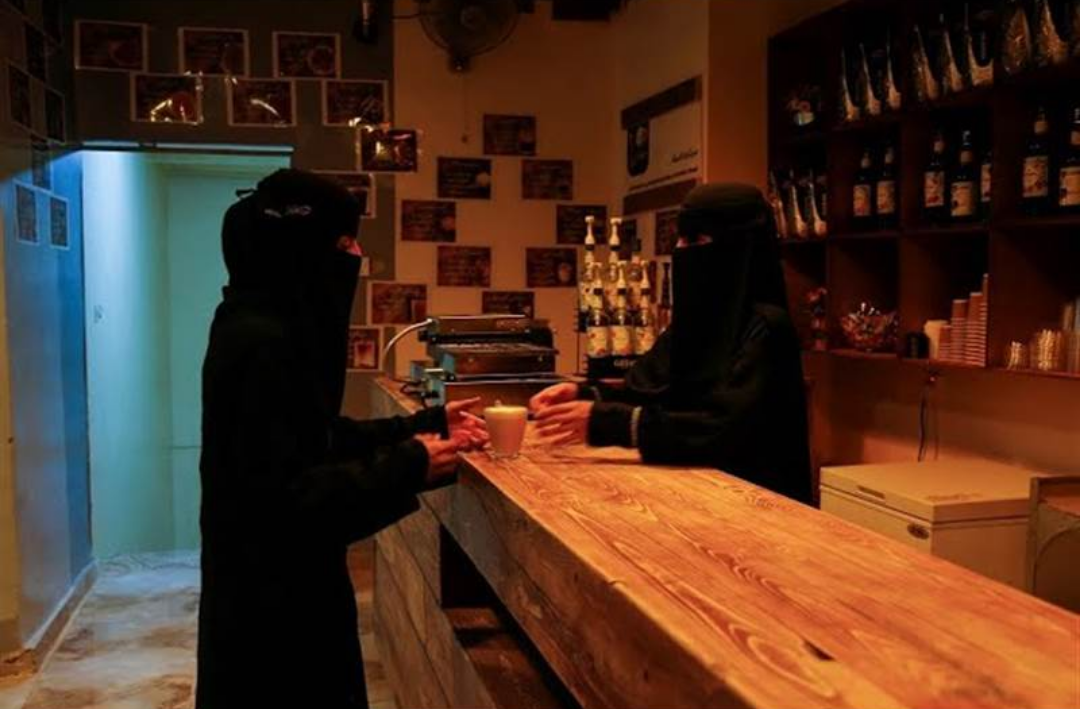 صورة معبرة لنساء يمنيات يمارسن عمل بأحد الكافيهات بمأرب