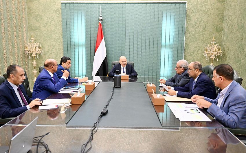 الرئيس العليمي يجتمع برئيس الوزراء ومحافظ البنك المركزي والوزرا