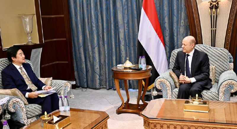 الرئيس العليمي يؤكد التزام الشرعية بالسلام الشامل في اليمن ويشيد