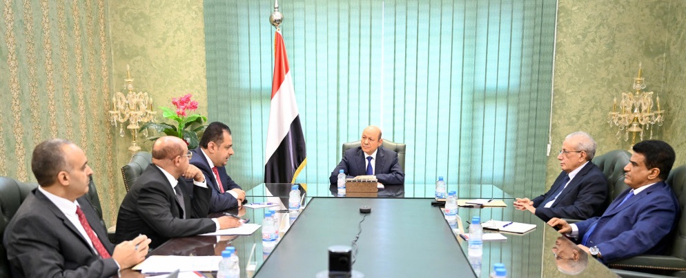 الرئيس العليمي يعقد اجتماعا لمناقشة الوضع الاقتصادي في اليمن