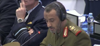 بن عزيز  يكشف خطر الحوثي على الملاحة في مؤتمر الأمن الإقليمي في 