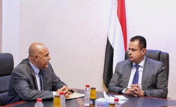 رئيس الوزراء يطمئن على صحة محافظ محافظة تعز
