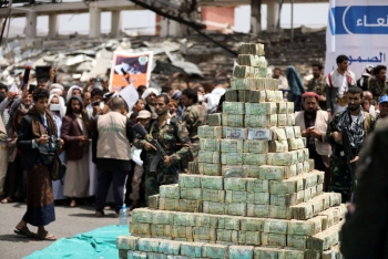 الحوثيون ينهبون اموال الشعب لغرض المجهود الحربي